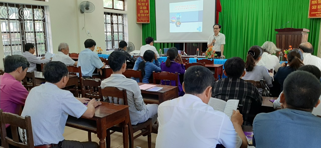 Đồng chí Phạm Tấn Son, trưởng phòng Kinh tế và Hạ tầng huyện phát biểu khai mạc lớp tập huấn